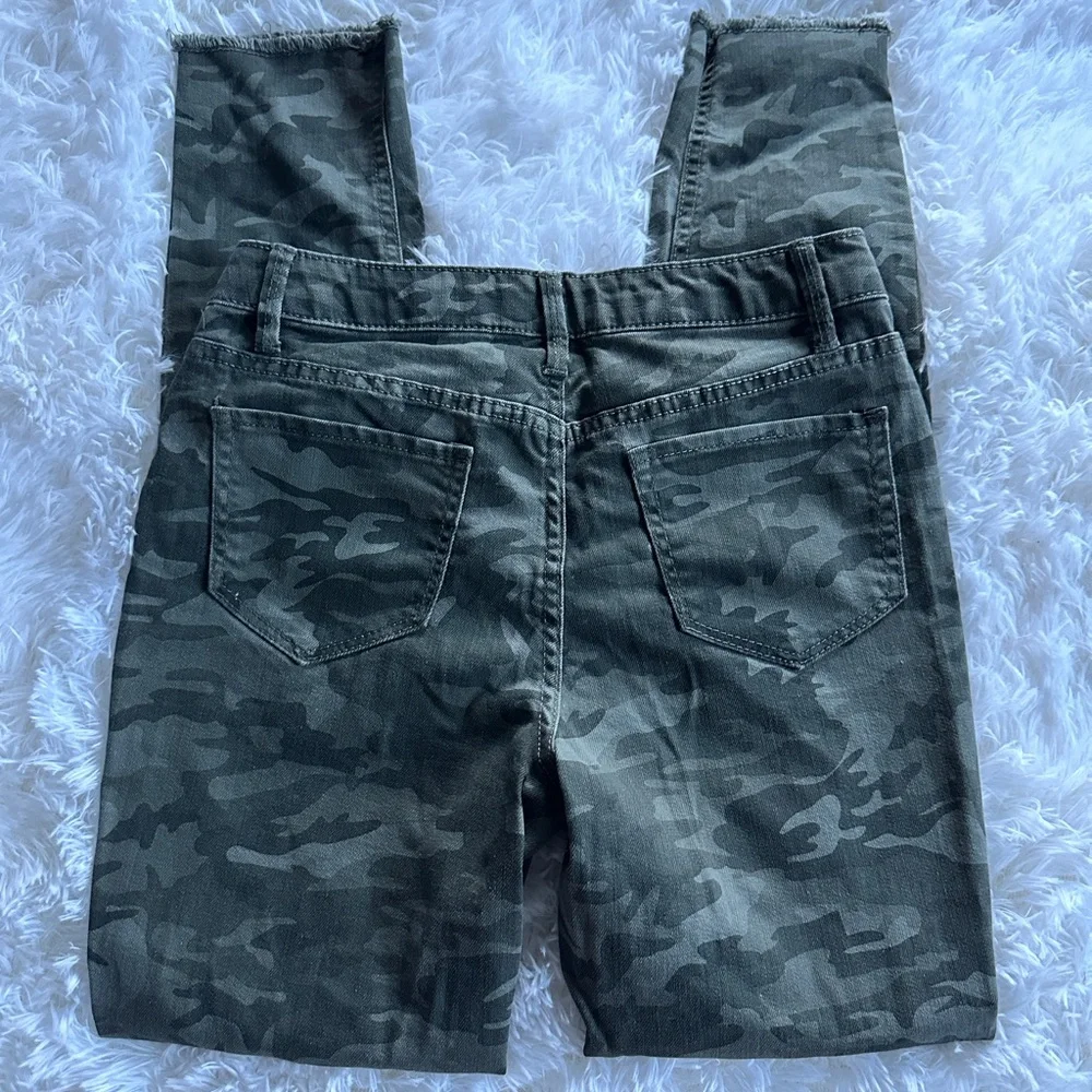SO Girls Jeans Camo distressed holes Skinny Jeans Size 14 Green Denim like new